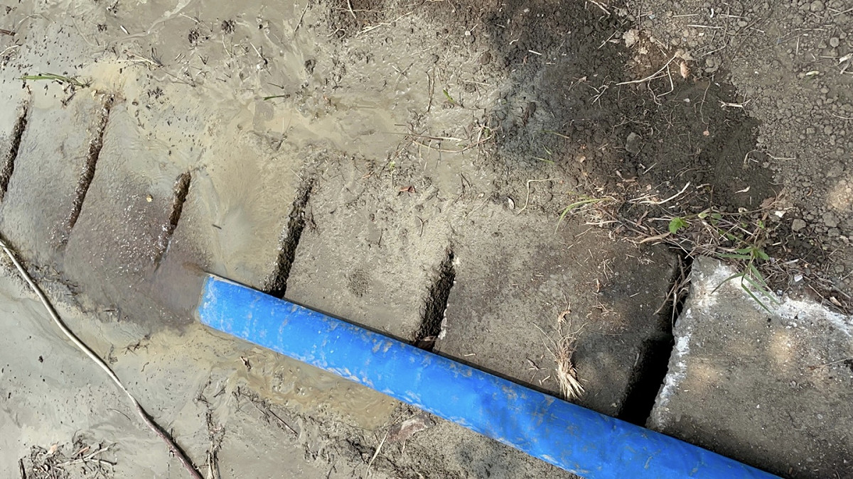 某營區內營建工程之基礎開挖作業產生的廢水，未妥善處理逕行排放，以違反水污染防治法第30條規定依法告發，並依同法第52條規定最重可處新臺幣300萬元罰鍰並令其立即停止排放 圖：新北市環保局提供