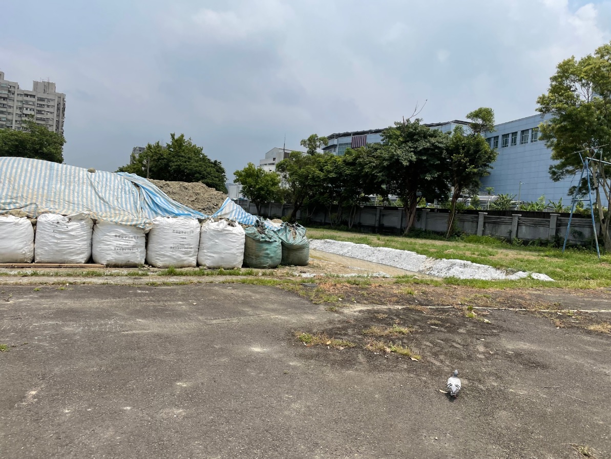 依水利局之水路資料，發現該舌閥上游源自於國防部某營區內的水路，遂聯手進入巡查 圖：新北市環保局提供