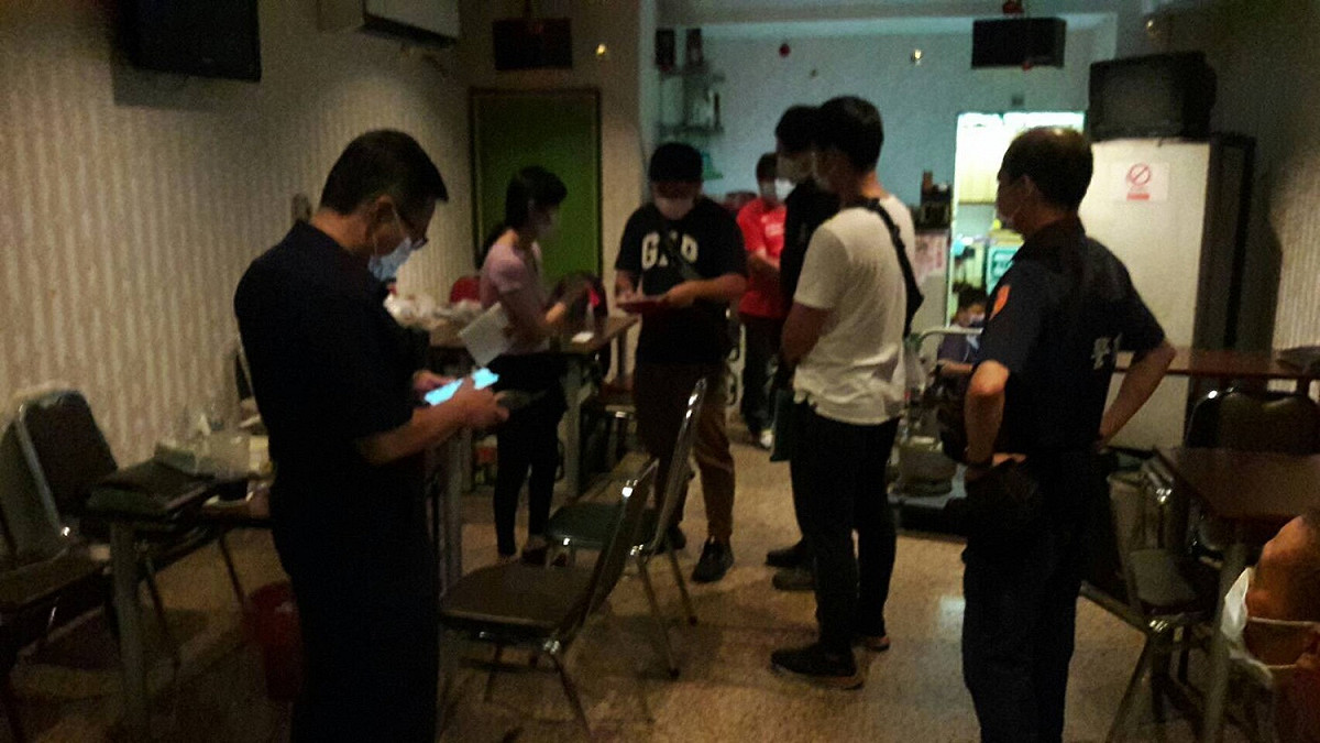 高雄警方逮獲防疫期間卡拉OK店違規營業，市府即斷水斷電。 圖：翻攝陳其邁 Chen Chi-Mai臉書