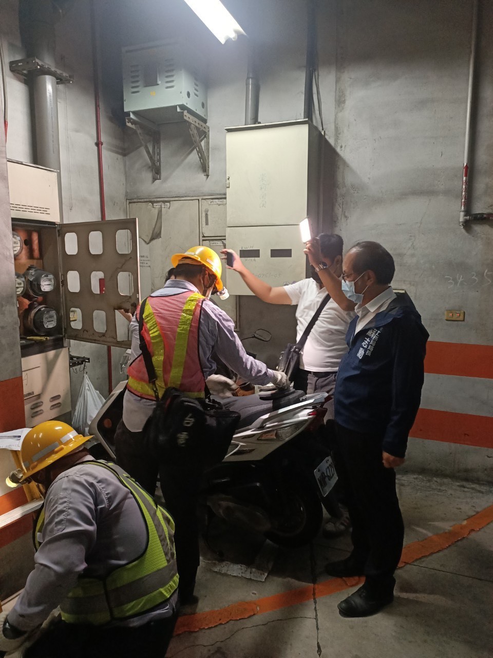高雄警方逮獲防疫期間卡拉OK店違規營業，市府即斷水斷電。 圖：翻攝陳其邁 Chen Chi-Mai臉書