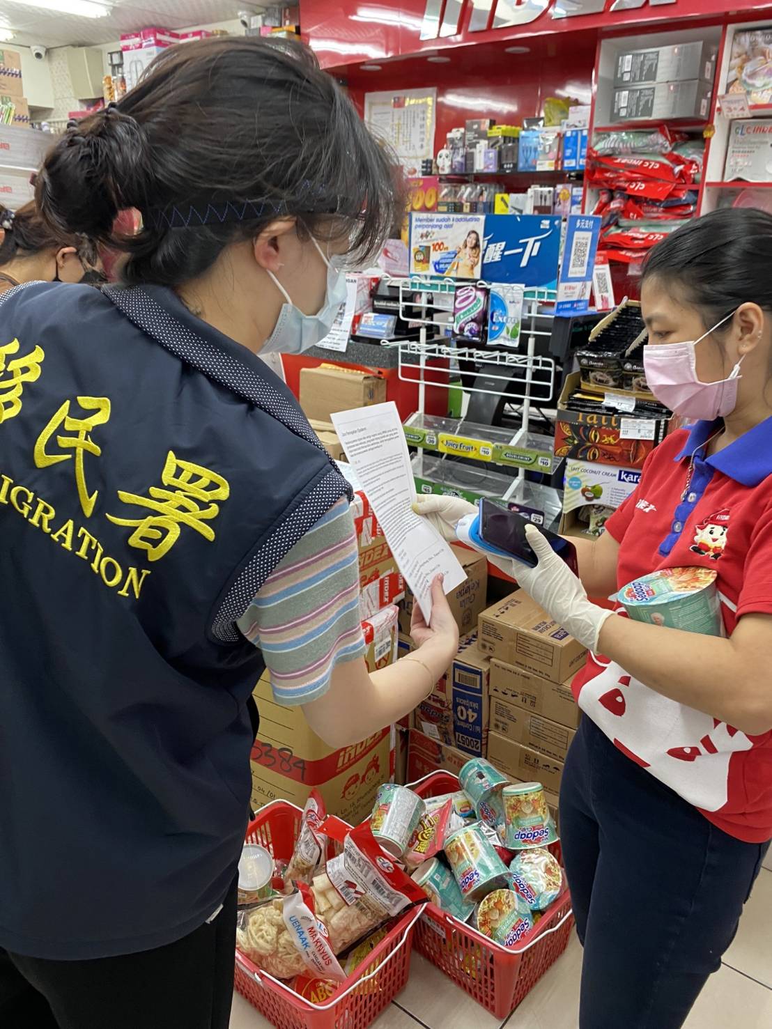 移民署至東南亞商店宣傳外籍人士安心採檢防疫專案」。 圖：移民署提供