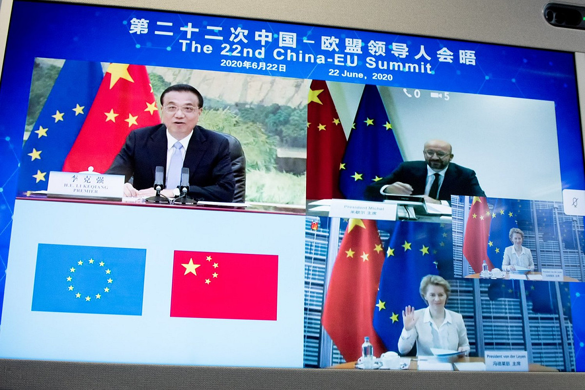 其實早在2020年6月，歐洲議會主席馮德萊恩（右下圖）與中國總理李克強（左上圖）視訊時，就強調要中國實現公平競爭環境。 圖：翻攝自歐洲議會臉書