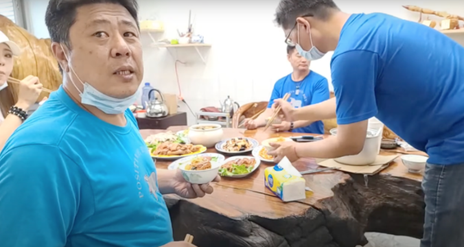 19日晚間6點左右有民眾發現，挺韓網紅杏仁哥在其YouTube頻道直播與相關韓粉等人聚餐。 圖：翻攝自「杏仁哥」YouTube（資料照片）