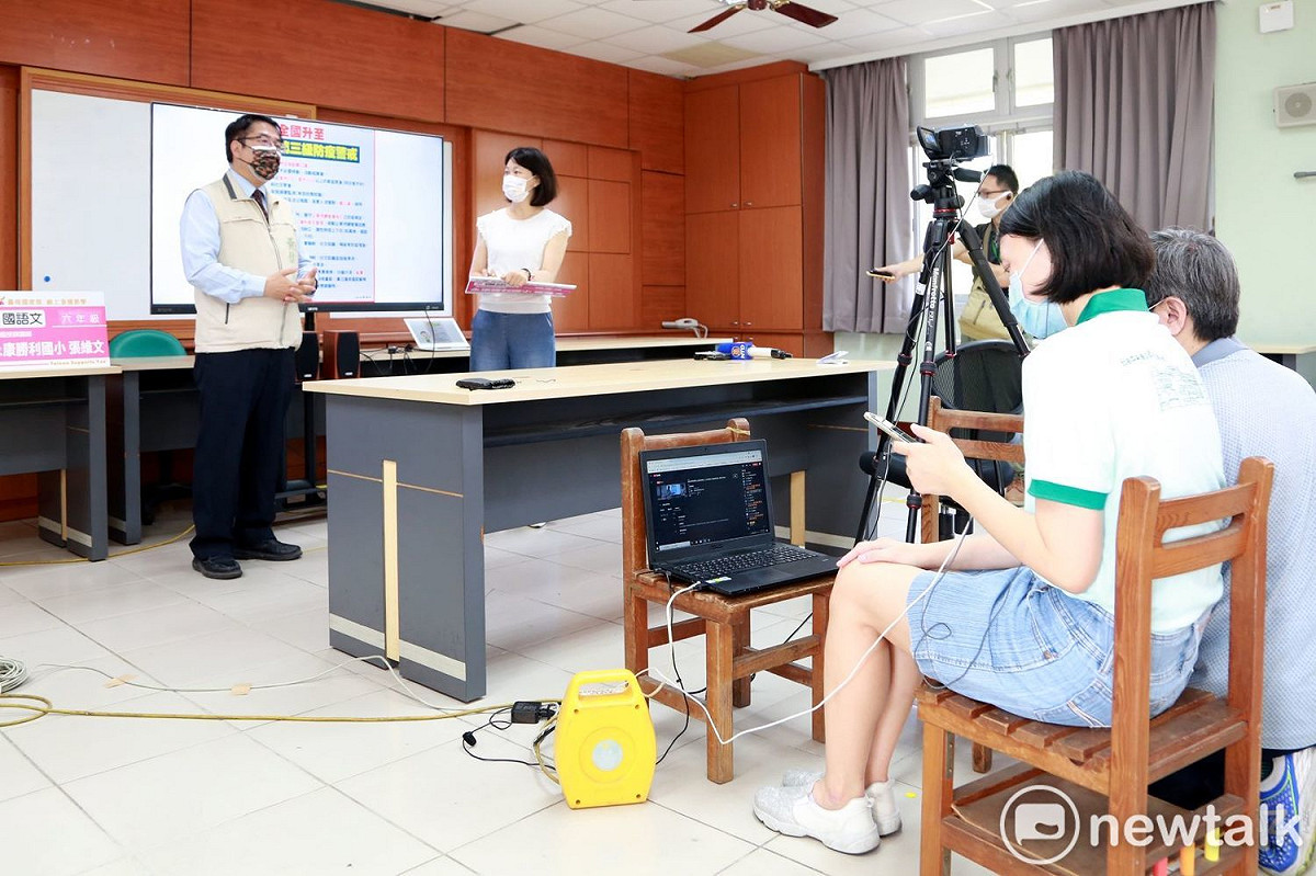 台南市率全國之先首創國中小統一課表，由75位教師直播教學，今日在Youtube平台上首播。 圖：黃博郎／攝