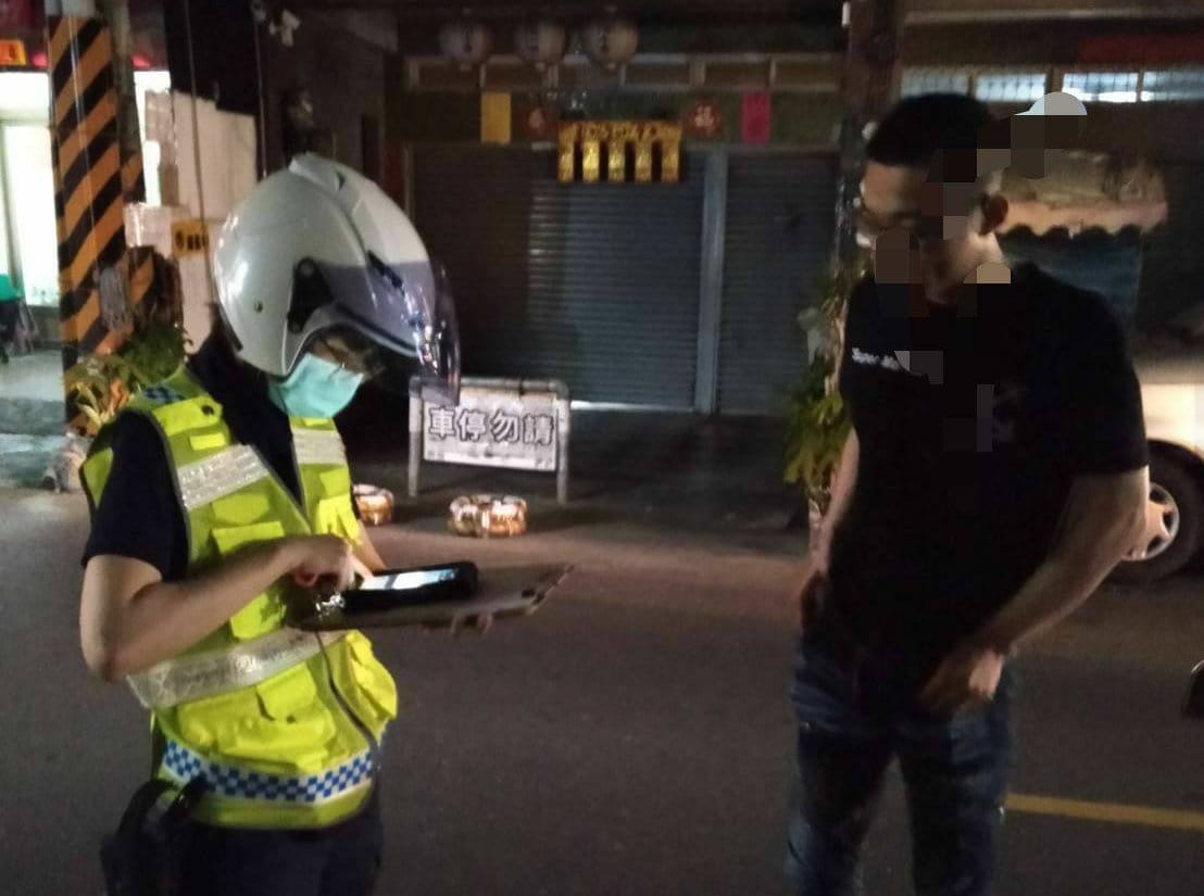 高市警在街上舉發民眾未戴口罩。 圖：高市警局/提供