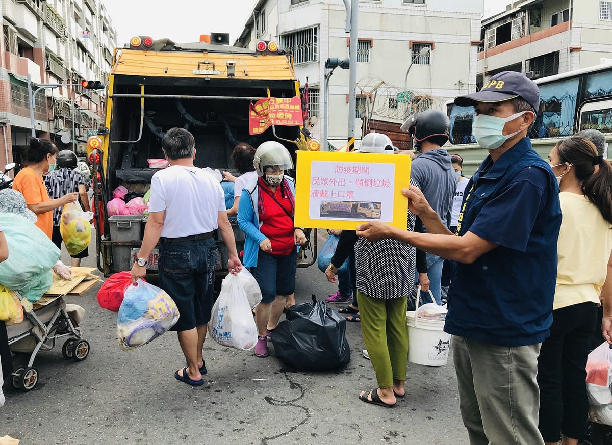 高市環保局收垃圾同時宣導未戴口罩拒收垃圾。 圖：高雄市環保局/提供