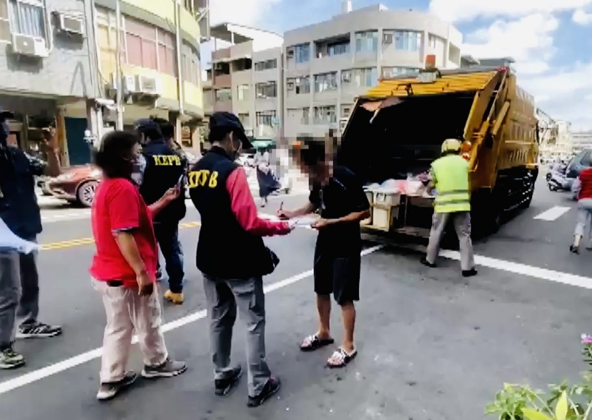 民眾未戴口罩丟垃圾被環保局開罰。 圖：高雄市環保局/提供