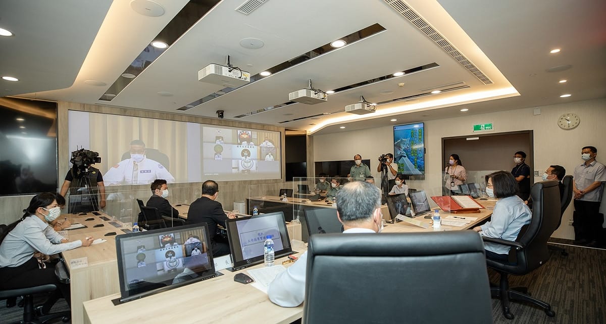 總統蔡英文上午到國防部視察國軍疫情指揮中心。 圖：總統府提供