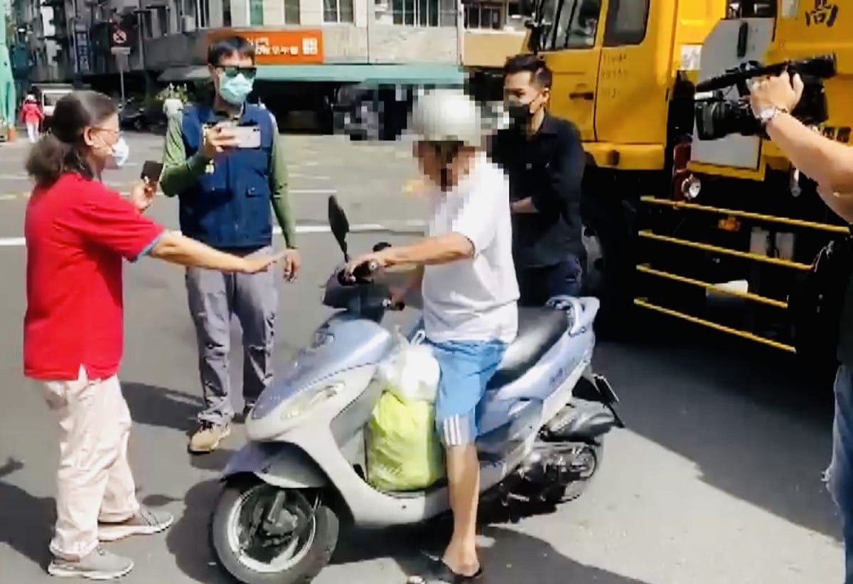 民眾未戴口罩被拒收垃圾。 圖：高雄市環保局/提供