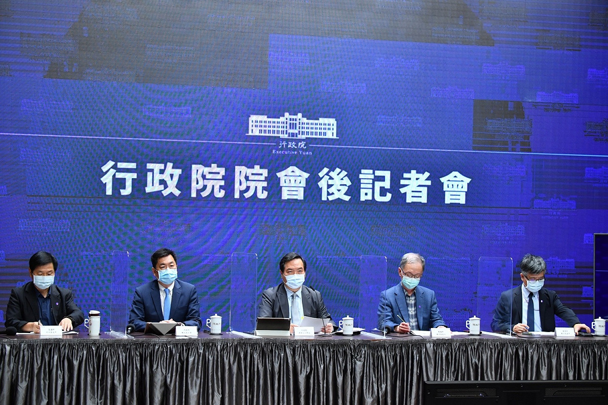 行政院政委兼發言人羅秉成（中）20日中午主持行政院會後記者會。 圖：行政院提供