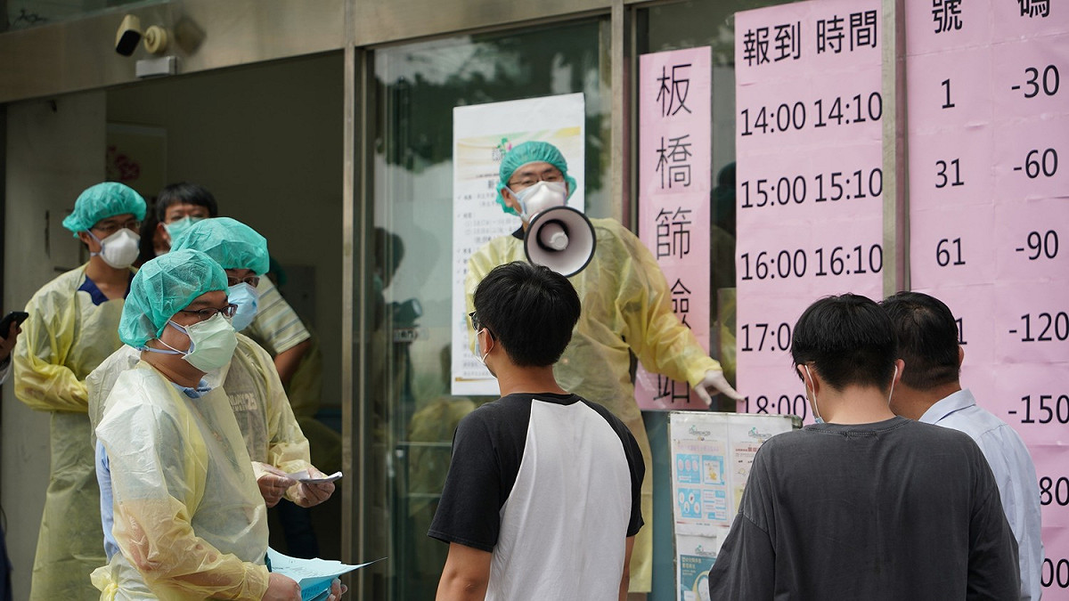 無症狀者不需前往篩檢站，以免接觸到確診者反而更危險。（圖為板橋篩檢站）。 圖：新北市衛生局／提供