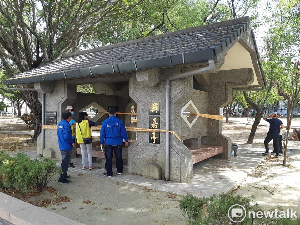 全台進入疫情三級警戒，嘉義市政府今天到公園封鎖涼亭，禁止群聚。 圖：蔡坤龍/攝