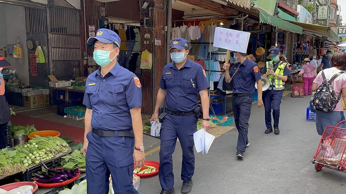 大溪警分局由副分局長蘇士誠帶隊就所轄公園、市場及商圈實施稽查，一旦發現有未戴口罩者立即開單。 圖：大溪分局／提供