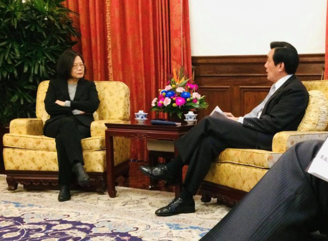 國民黨立委陳以信今天於臉書追憶起與前總統馬英九和台海和平的快樂時光，他想到馬前總統說滑時，蔡總統雙手交叉表現的不以為然，讓他心想：「台灣未來不妙」。 圖：翻攝自陳以信臉書