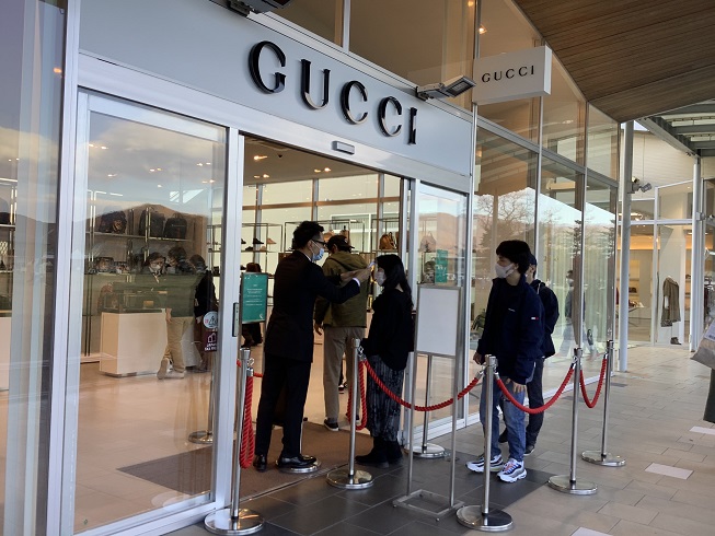 各處商店入口處都要量體溫 圖:劉黎兒/攝