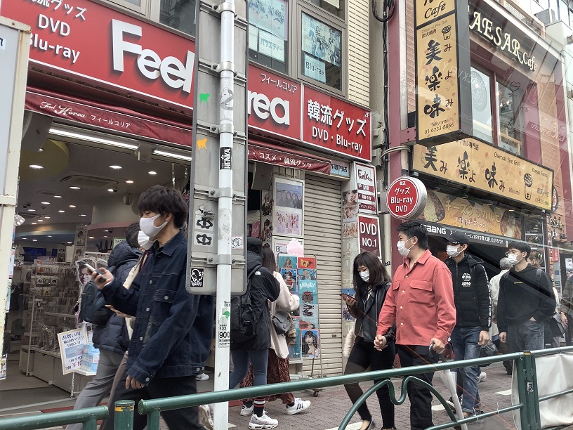 假日人群還是會湧向最夯的地區如韓國城大久保，不過年輕人也都戴上口罩。 圖：劉黎兒／攝