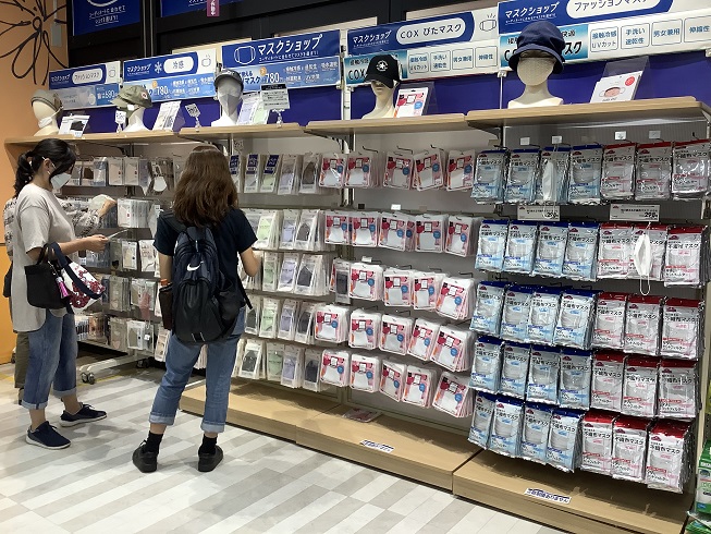 口罩看來一年內一定是必需品，各百貨店都有很大部門在出售。 圖:劉黎兒/攝