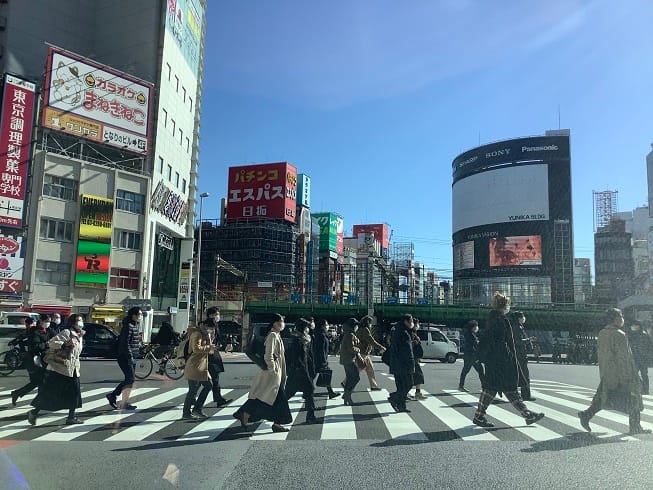 日本必須擠滿員電車上班的人很多，即使沒有任何規定，大家都全部會戴口罩。 圖:劉黎兒/攝