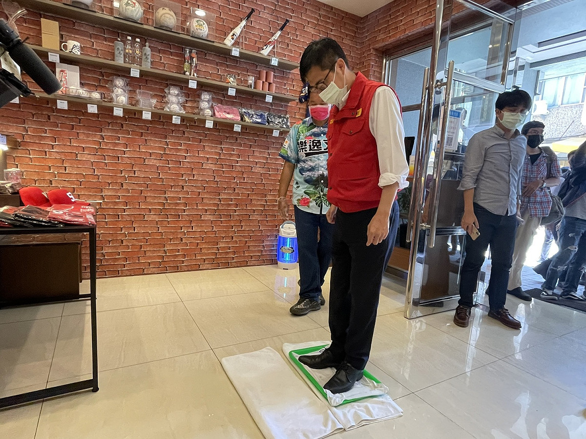 陳其邁親至防疫旅館視察。 圖：高雄市觀光局/提供