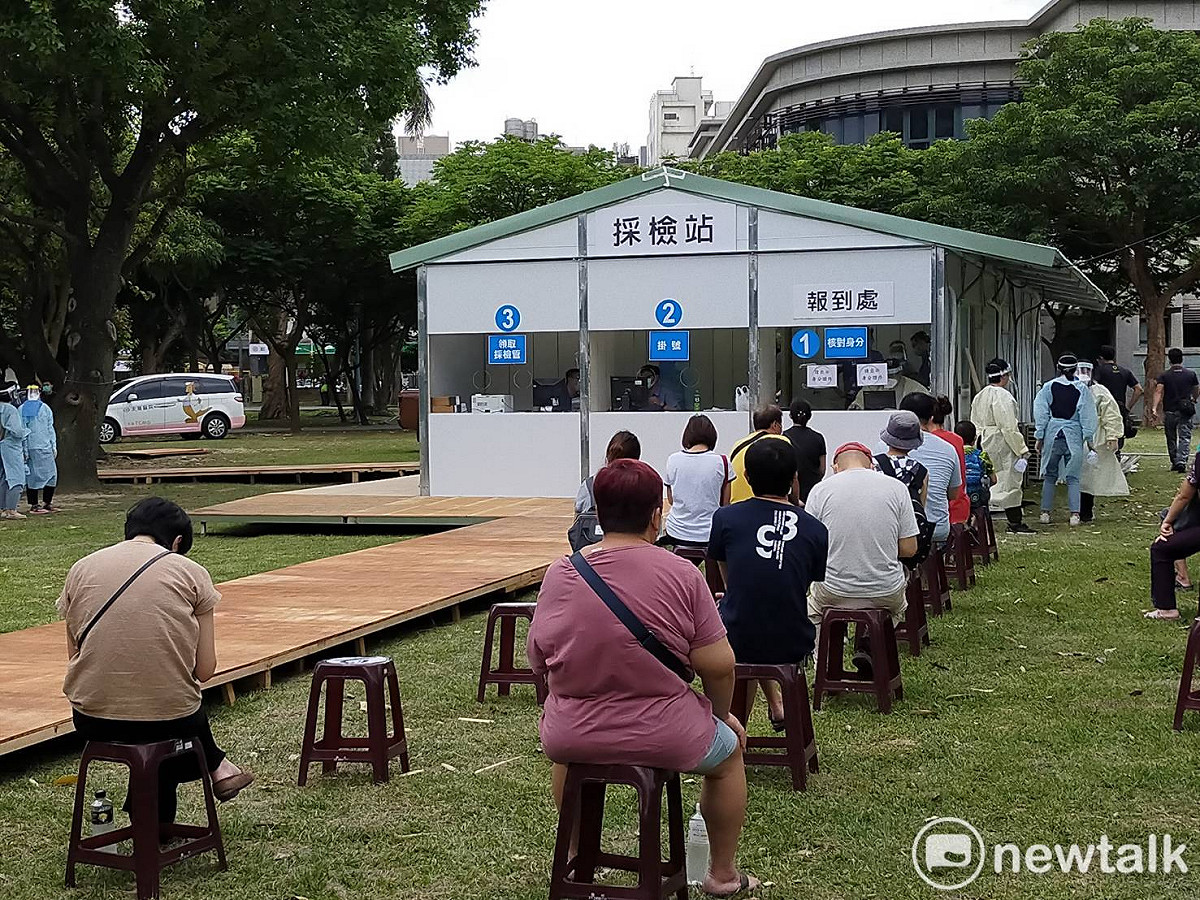 桃園市增設４處社區採檢站，凡符合「有接觸旅遊史和有症狀」，均可撥打1922安排預約篩檢。 圖：林昀真/攝