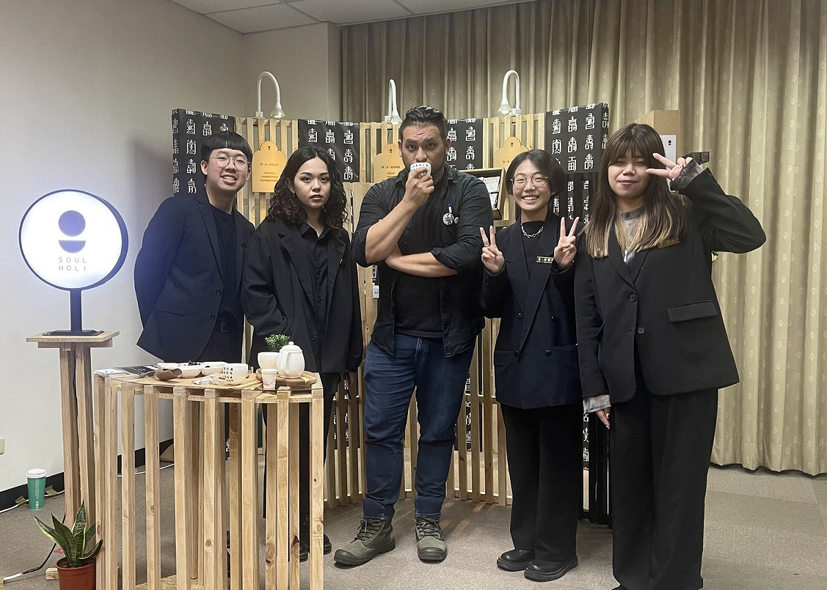 弘光文創系老師賴可謙(左三)指導學生用廟宇金棺木元素創作奪金獎。 弘光科大/提供