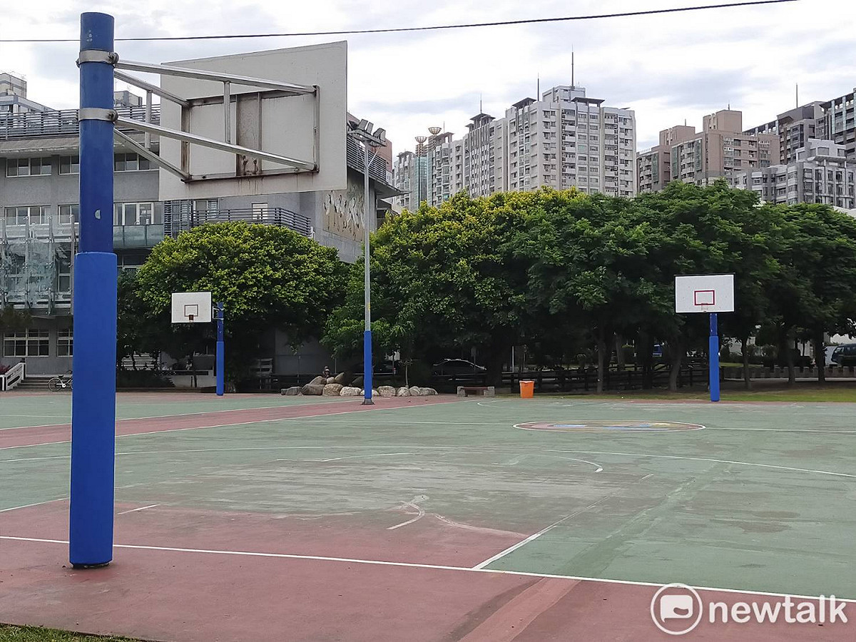 為避免打球群聚風險，鄭文燦下令將全市公園籃球框或球網於疫情期間暫時拆下。 圖：林昀真/攝