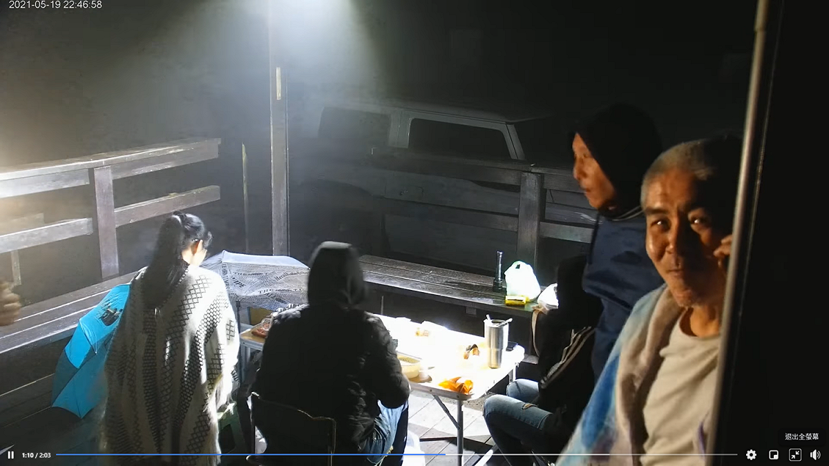全國進入三級警戒，卻有6名遊客不戴口罩跑到阿里山上泡茶，還擅自挪動公務鏡頭。 圖：翻攝自阿管處臉書