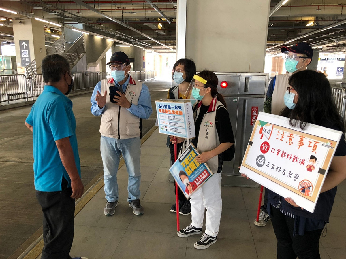 社會局同仁以大聲公宣導。 台中市政府/提供