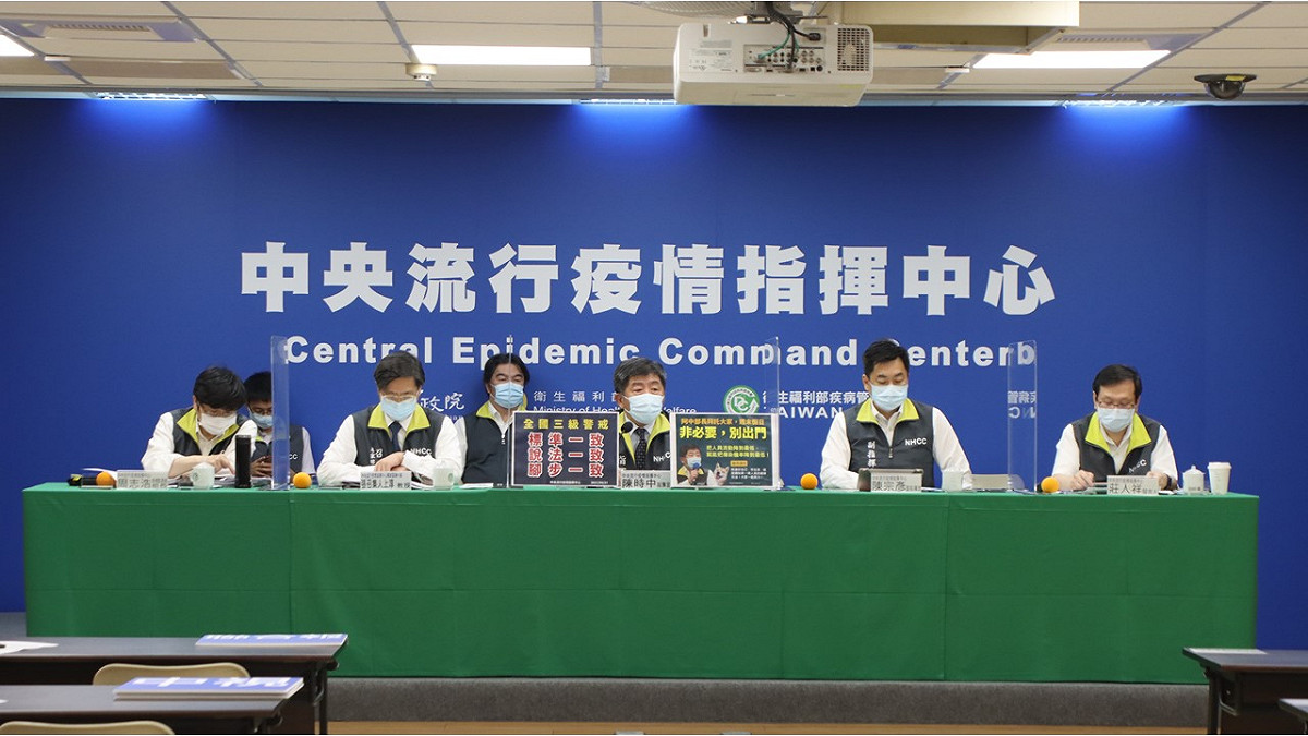 疫情期間假訊息滿天飛，指揮中心硬起來喊：「你敢傳我就敢強力偵辦」。 圖：指揮中心／提供