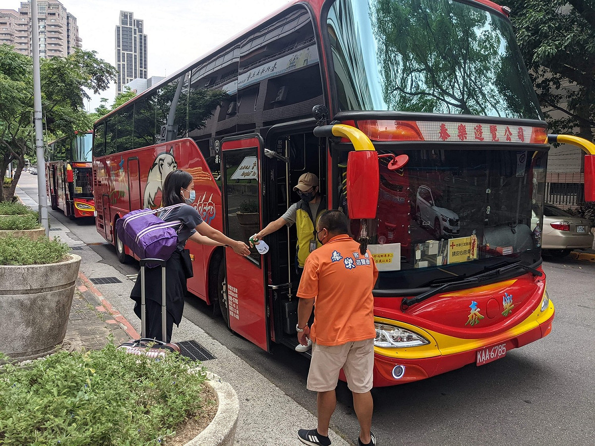 台北市立大學啟動返鄉防疫專車，引發討論。 圖:林亮君臉書