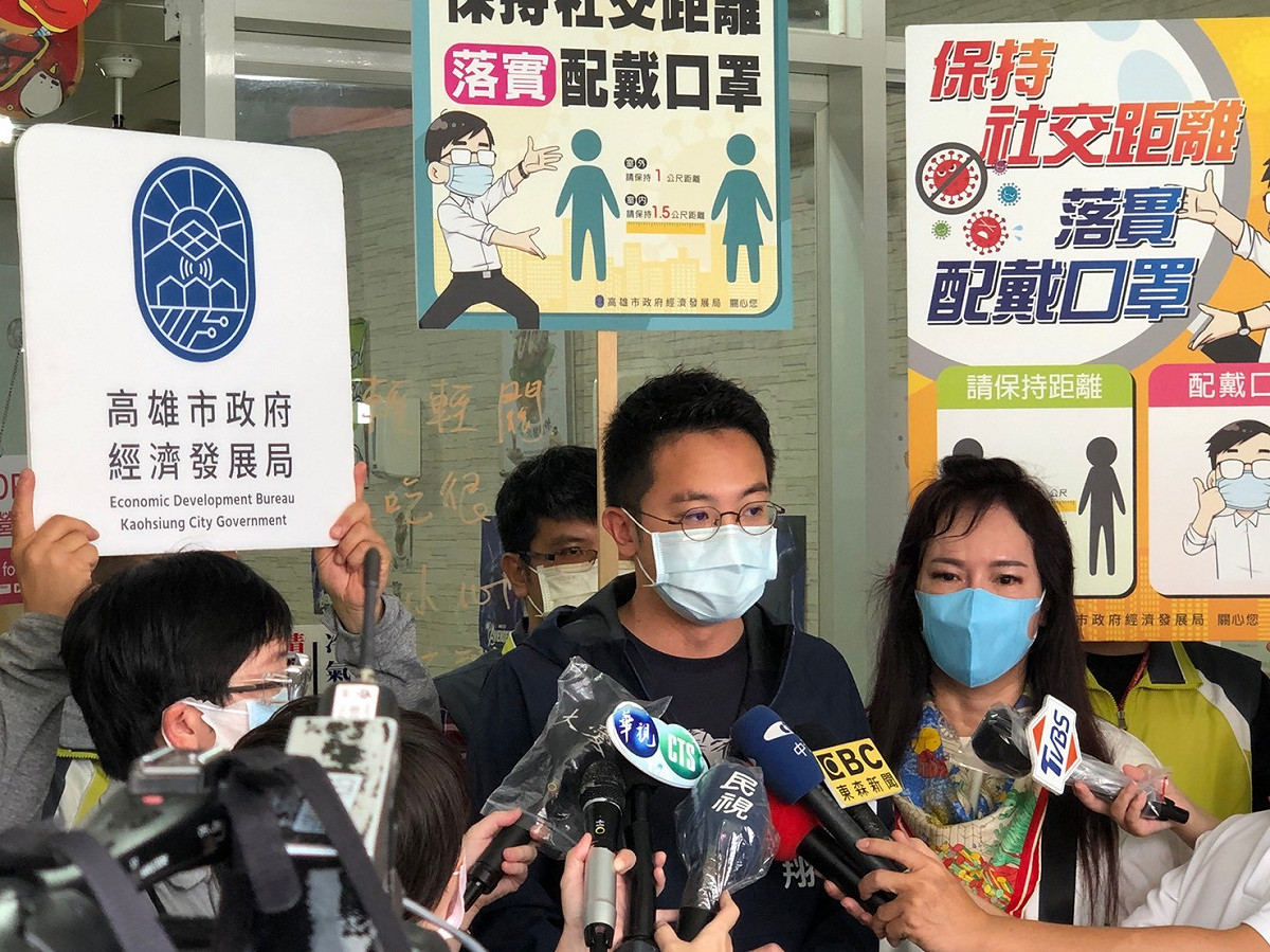 高市經發局長廖泰翔(中)強調防疫視同作戰。 圖：高雄市經發局/提供