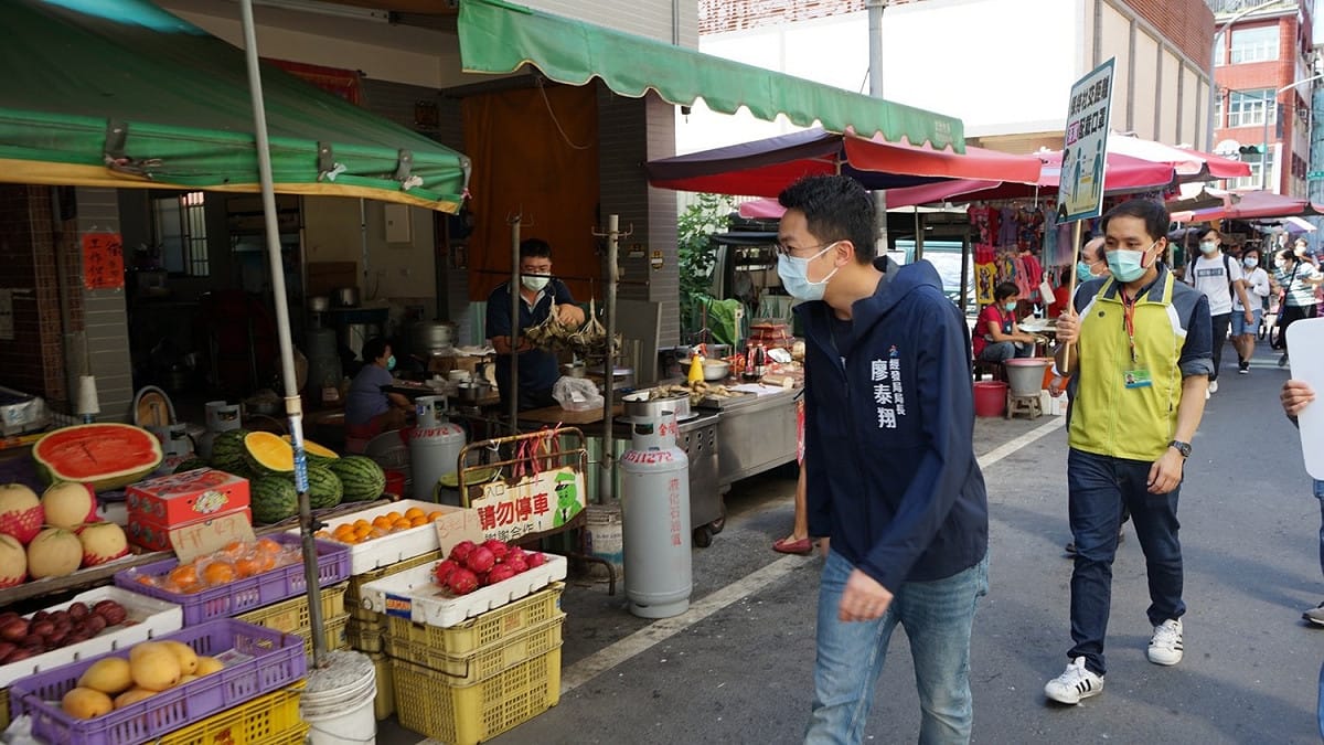 廖泰翔巡視哈瑪星商圈防疫情形。 圖：高雄市經發局/提供