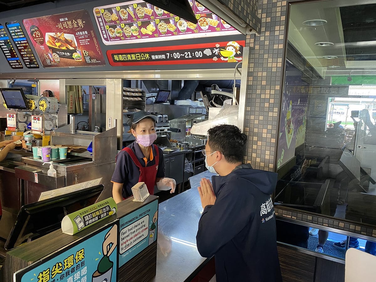 廖泰翔感謝店家配合防疫措施。 圖：高雄市經發局/提供