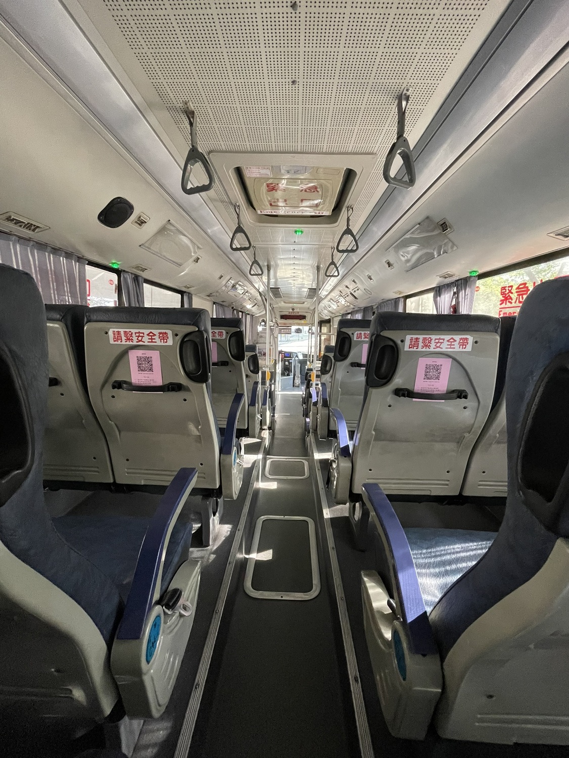 台中市行經高、快速路的公車，每個位子前皆有QR Code。 台中市政府/提供