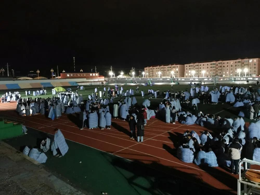青海省果洛州民族高中學生在操場避難。 圖：環球網