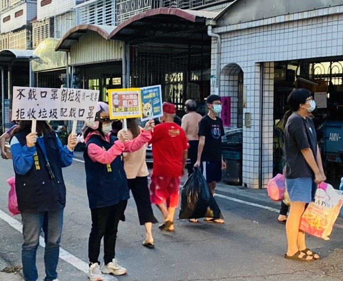 高市環保局宣導「不戴口罩拒收垃圾」。 圖：高市環保局/提供