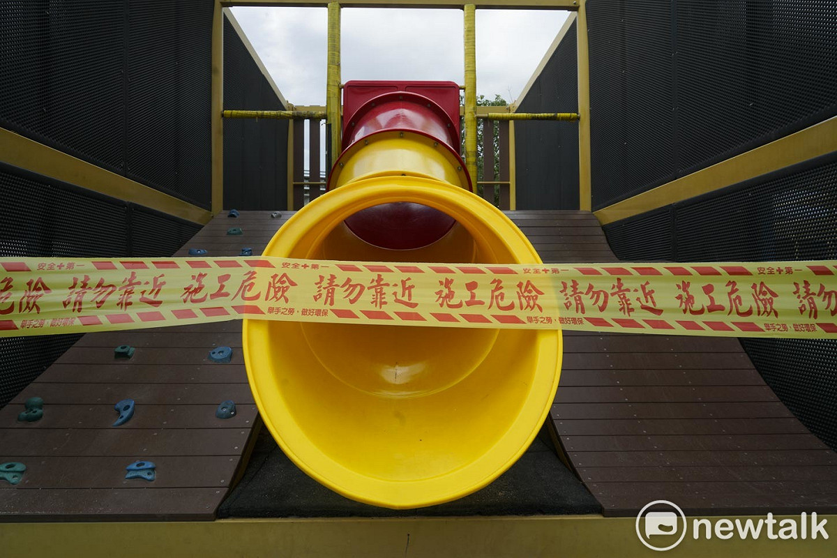 新北市河堤公園內的兒童遊戲設施被封鎖線封住停止使用。 圖：張良一/攝