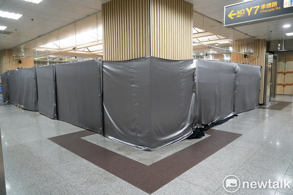 台北地下街的商店街用塑膠布將商店封住。 圖：張良一/攝
