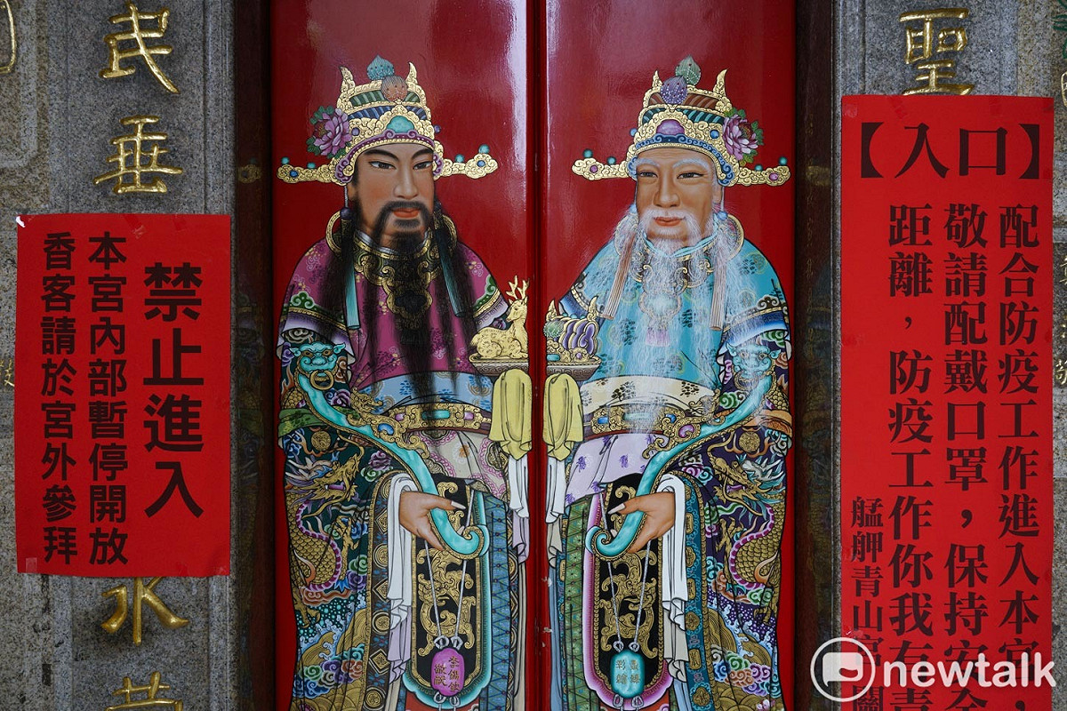 萬華青山宮暫停香客入內參拜。 圖：張良一/攝