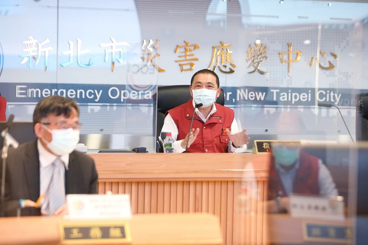 新北市長侯友宜強調，只要支援第1線的防疫人員，不僅是醫護，包括區公所、民間團體、警消等工作人員都將比辦理，倘若染疫皆可得10萬慰問金。 圖：新北市府/提供（資料照）