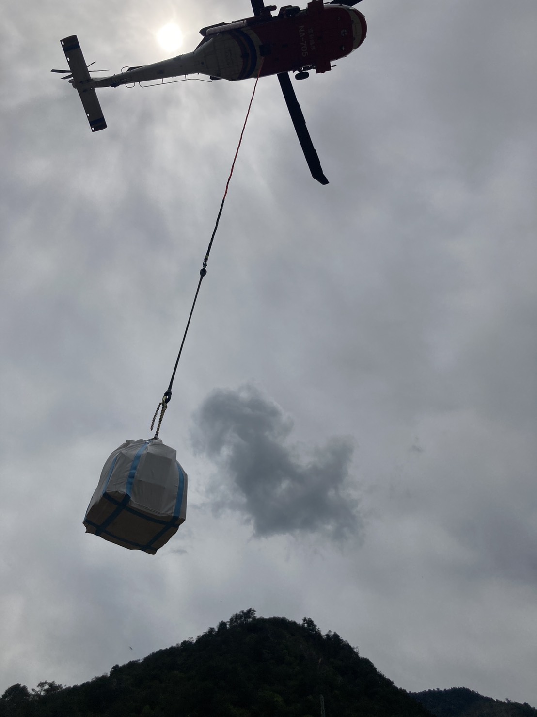空勤隊直升機吊掛物資。 東勢林管處/提供