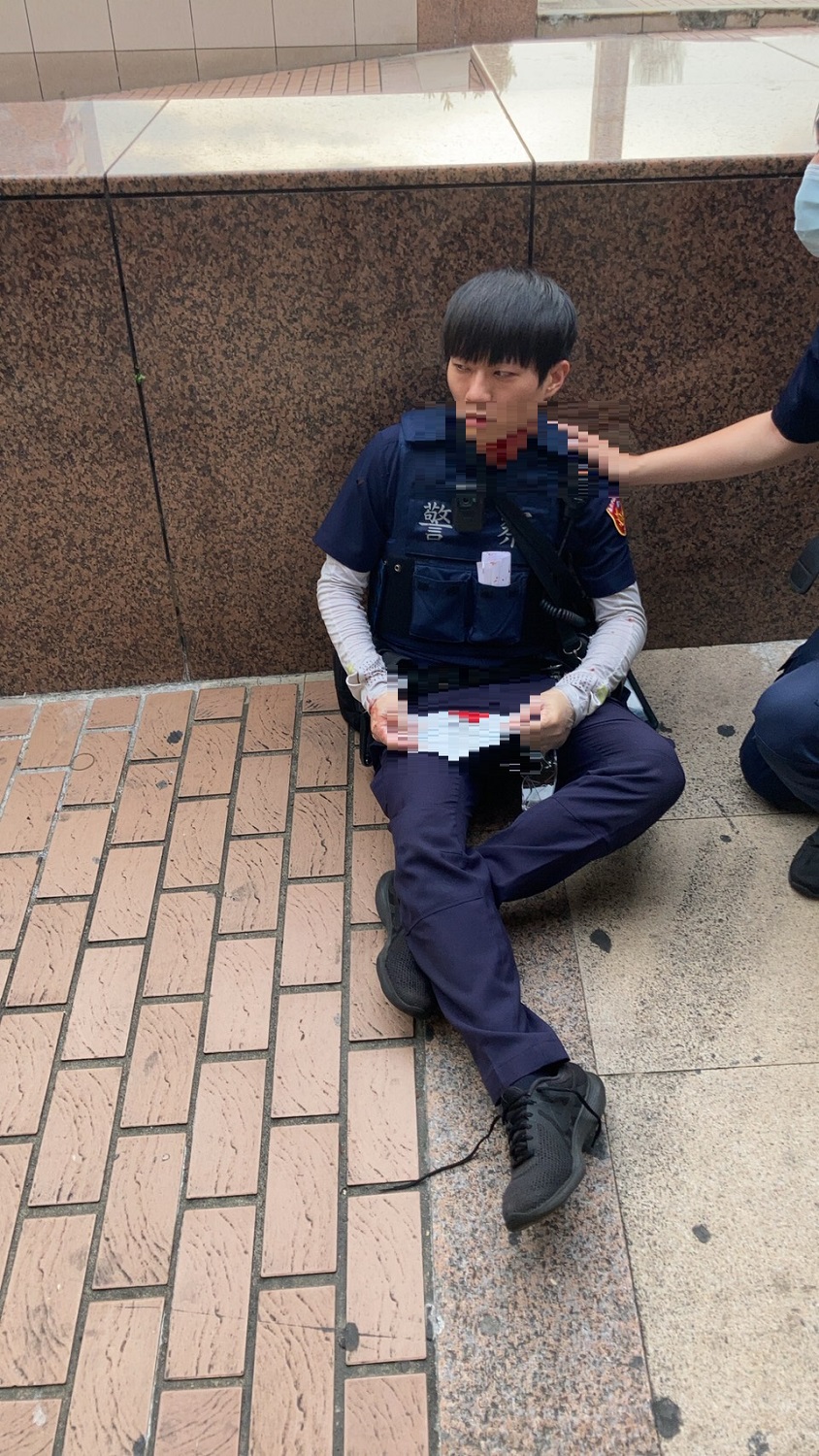 今(22)日下午17時20分左右，台北市警局中正一分局忠孝西派出所接獲民眾報案，指台北車站南側有街友未戴口罩，兩名員警到場勸導，卻遭街友持刀反抗砍傷。 圖：台北市警局提供