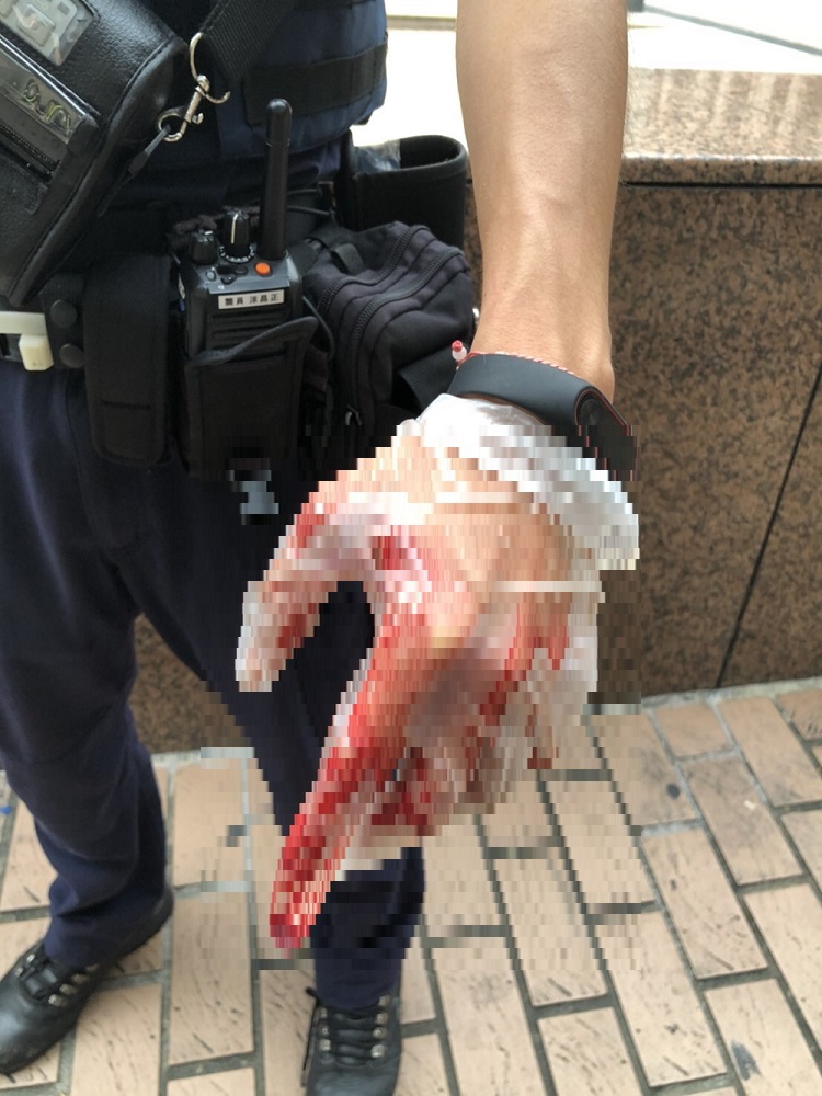 今(22)日下午17時20分左右，台北市警局中正一分局忠孝西派出所接獲民眾報案，指台北車站南側有街友未戴口罩，兩名員警到場勸導，卻遭街友持刀反抗砍傷。 圖：台北市警局提供