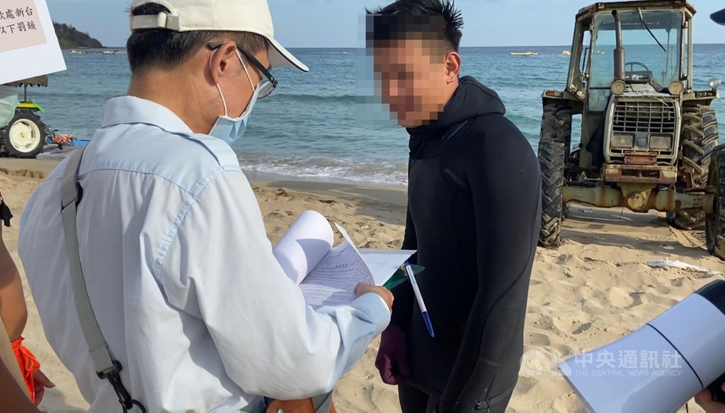 墾丁國家公園管理處22日赴轄內各遊憩區及海灘進行防疫稽查，發現不少民眾待稽核人員離開，便將口罩拿下，且戲水人潮難以保持社交距離。墾管處表示，為避免群聚風險，23日起將關閉轄區內白沙、南灣、大灣、小灣、船帆石、漁村公園及小峇里等7處沙灘。 圖：墾管處提供