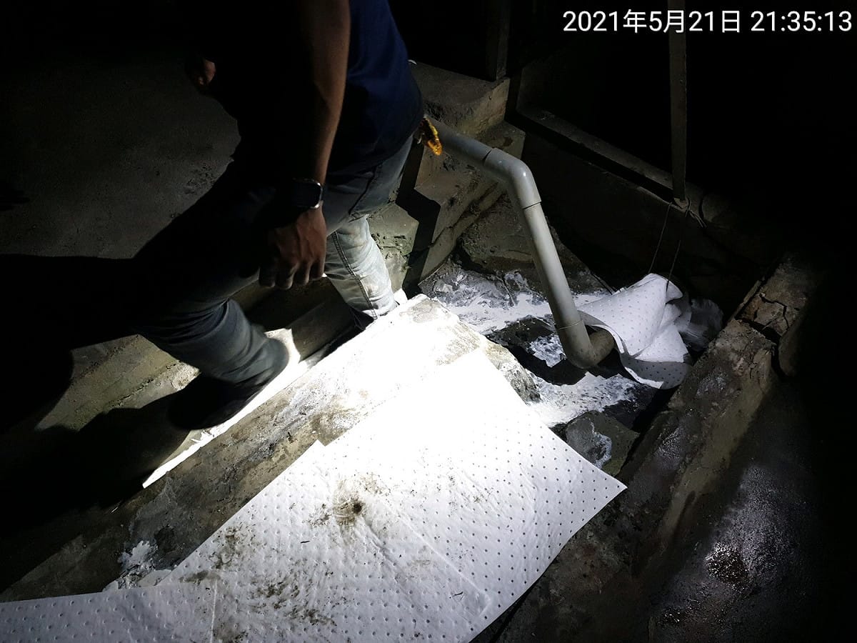 現場採取防堵措施，以免廢水持續污染水體 圖：新北市環保局提供