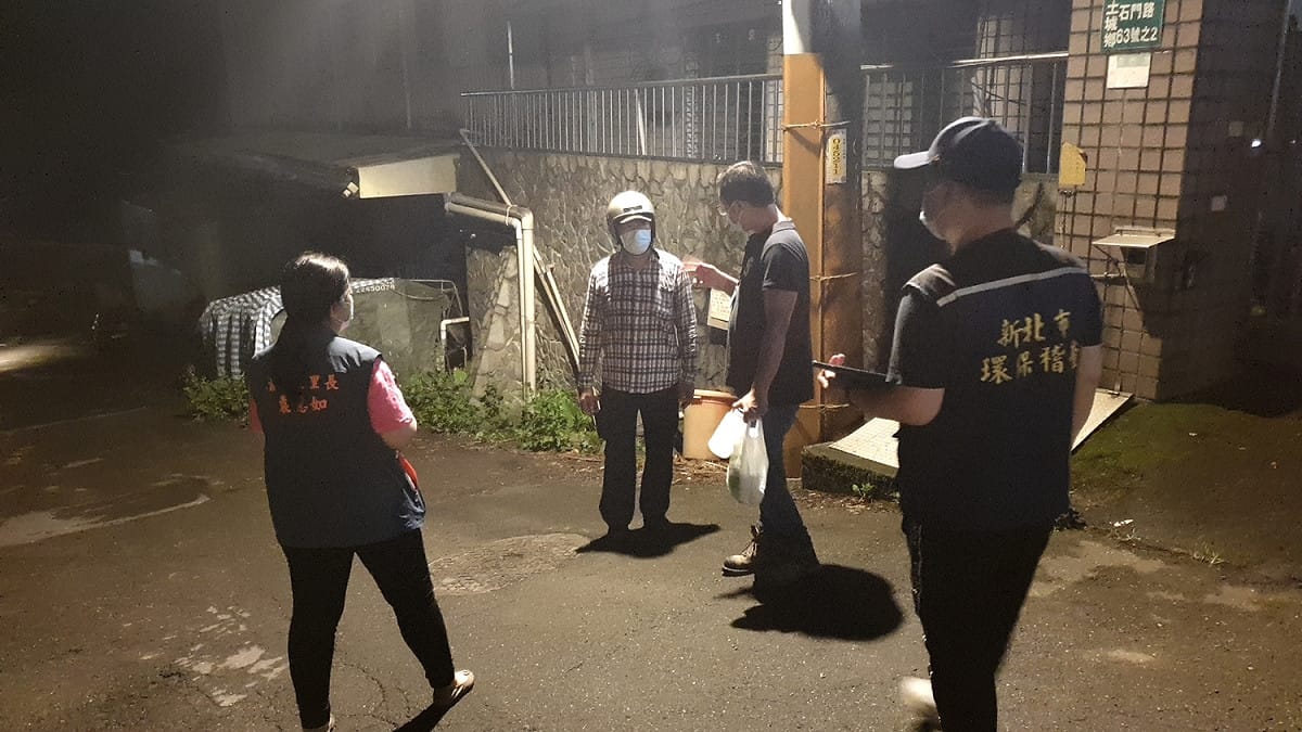 稽查人員會同民眾沿線查找污染源 圖：新北市環保局提供