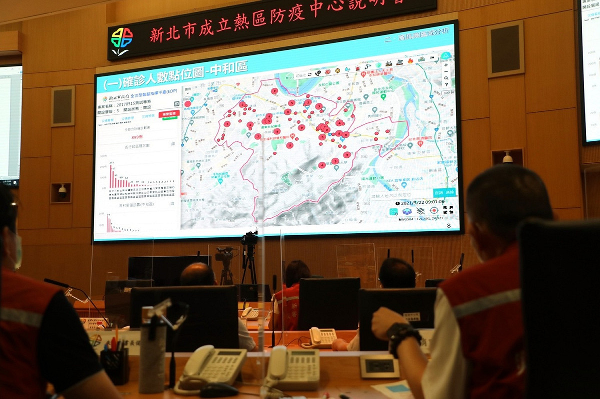 新北規劃設置機動篩檢站、全面大清消、高頻率巡邏、熱區關懷及強化防疫宣導5大措施，全力守護市民健康。 圖：新北市民政局提供