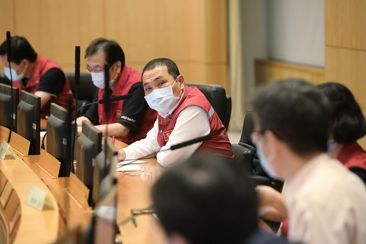 侯友宜請新北18家責任醫院及醫師公會、護理師公會協助招募退休醫護各100名，支援社區篩檢站及集中檢疫所。 圖：新北市衛生局/提供
