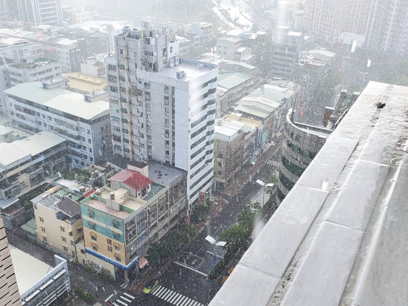 高雄市三民區23日上午下雨了，這場雨為乾旱的大地消暑不少，可惜降雨時間不長。 圖/中央社