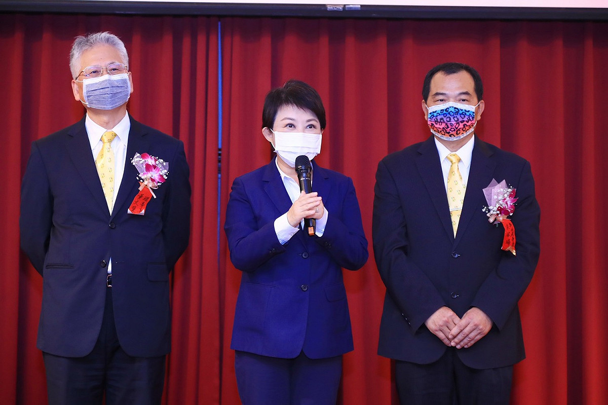 台中市金手獎得獎廠商協進會理事長洪欽瑞（右）號召募集1萬劑快篩試劑。 台中市政府/提供